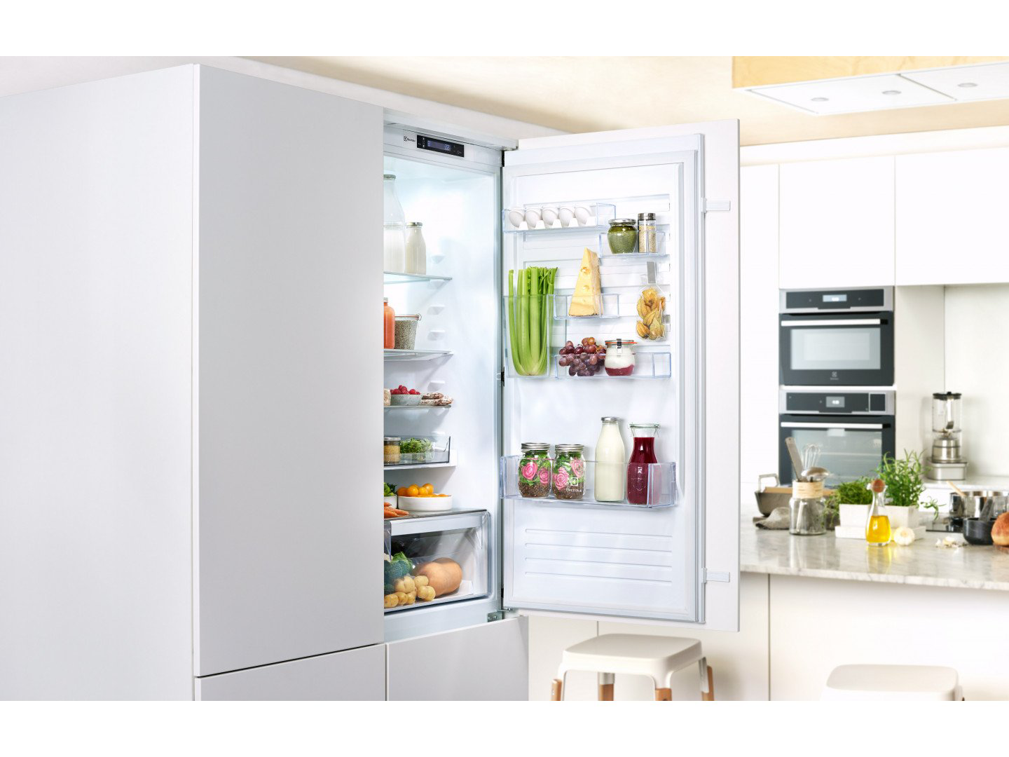 встраиваемый холодильник в интерьере кухни